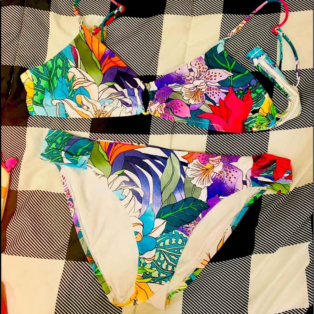 Women Trina Turk bikini size 12. Worn once.